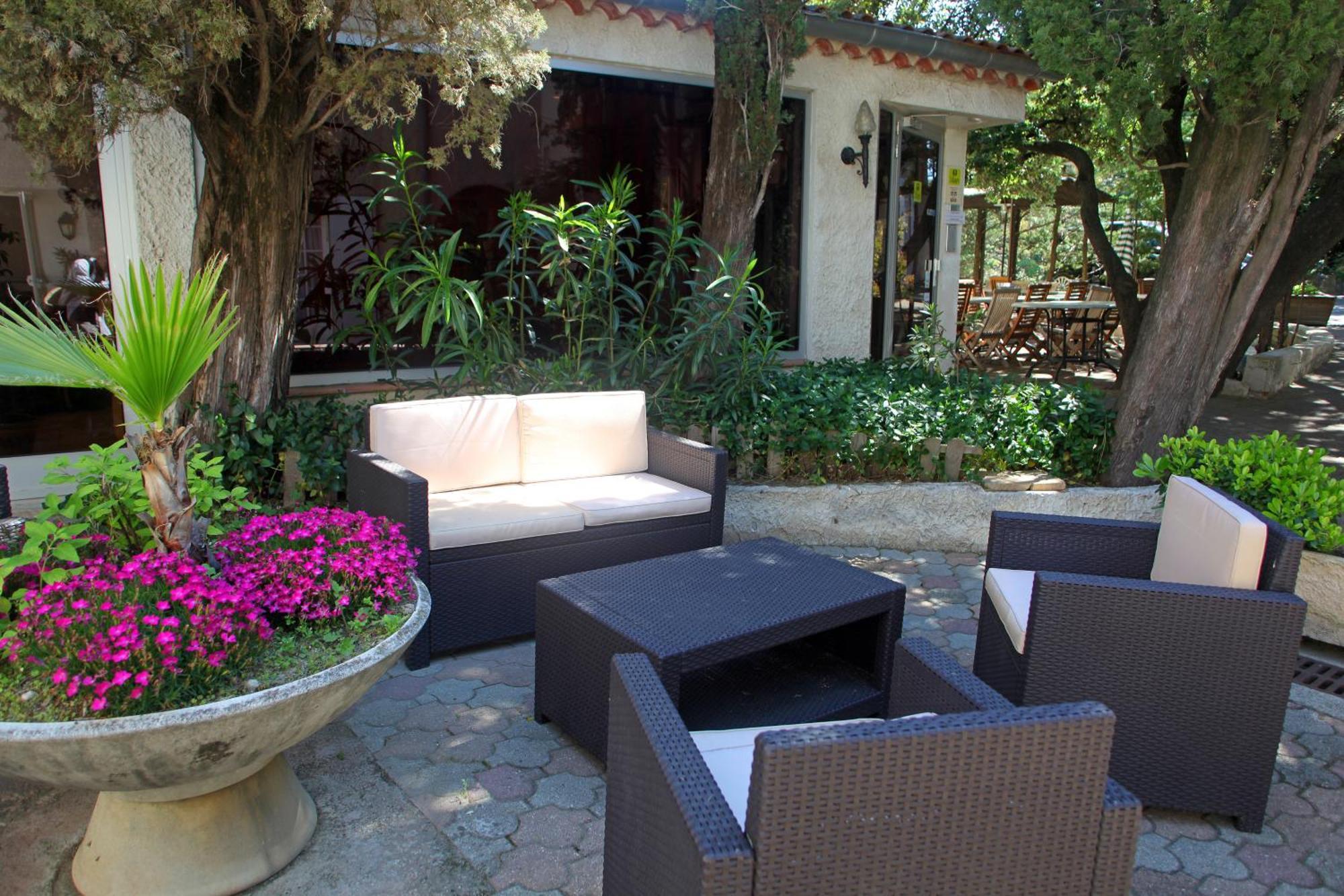 Le Petit Manoir Logis Hotel Les Angles  Exterior foto