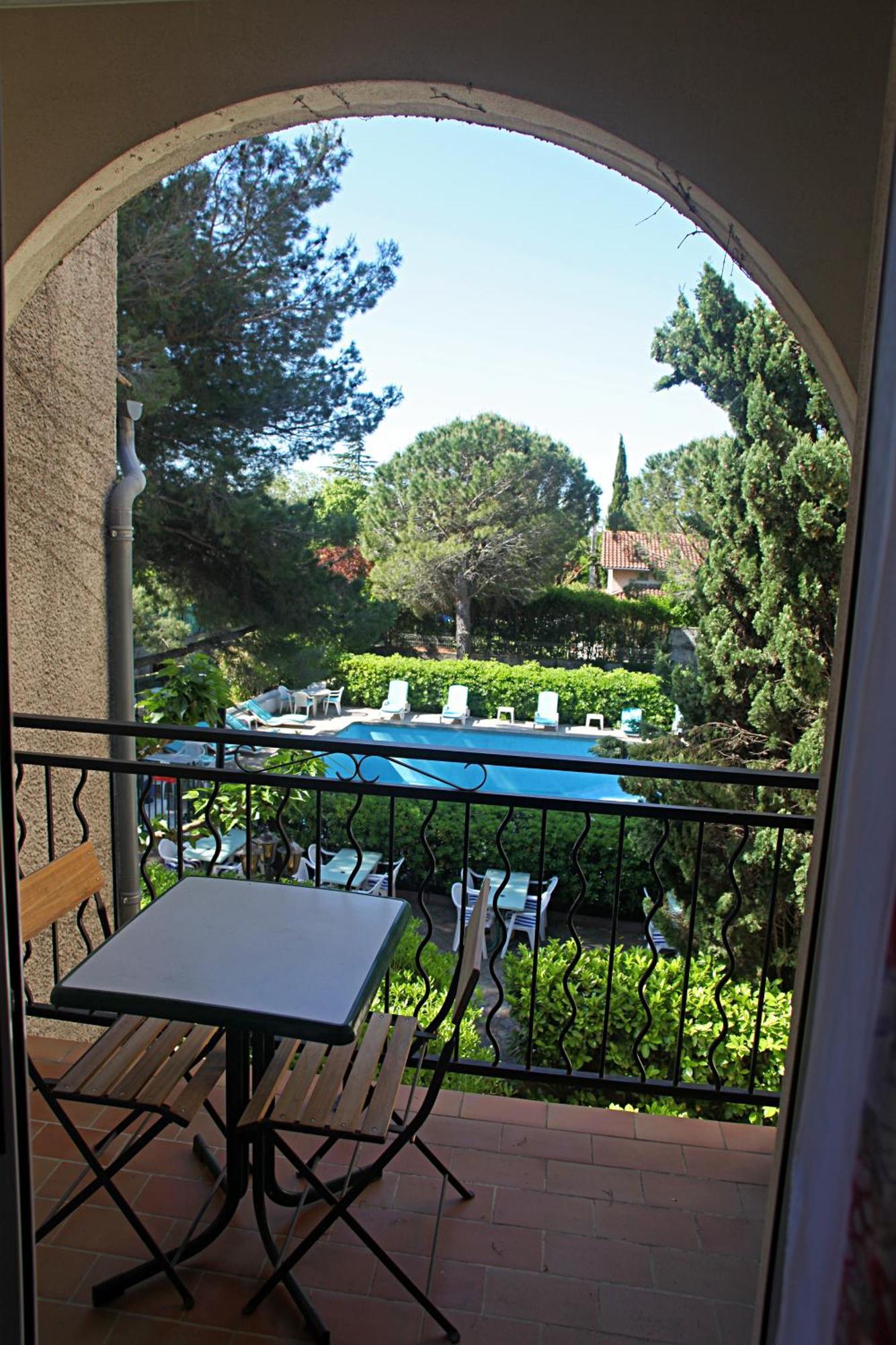 Le Petit Manoir Logis Hotel Les Angles  Exterior foto
